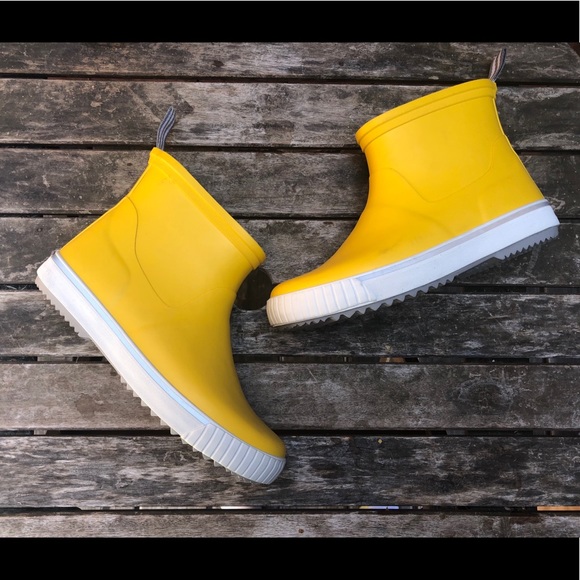 yellow boot with wings